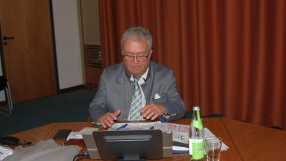 Der Wahlkampf der Freien Wähler in Wiesau empört Bürgermeister Toni Dutz. In der Sitzung spricht er von Diffamierungen und Beleidigungen.