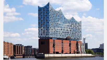 Bild: Christian Charisius/dpa
Es wurde viel über die Elbphilharmonie diskutiert, nun ist Ruhe eingekehrt. Deshalb hat es die „Elphi“ in ein Ranking der „New York Times“ geschafft. (Archivbild)