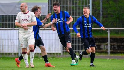 Bild: Sportfoto Zink / Melanie Zink
Beim 2:1-Sieg in Neumarkt erzielte Josef Rodler (2. von rechts) die Weidener 1:0-Führung. Auch im Heimspiel gegen Spitzenreiter SC Eltersdorf wollen die SpVgg-SV-Spieler jubeln.