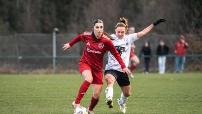 Bild: Hannah Dirscherl
Eileen Frost (links) und ihre Teamkolleginnen vom TSV Theuern müssen sich auf ein schweres Spiel in Ingolstadt einstellen.