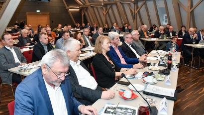 Bild: Petra Hartl
Der Kreistag Amberg-Sulzbach bei einer seiner Sitzungen im Kultur-Schloss Theuern. 22 Kreisräte scheiden nach der Kommunalwahl aus dem 60-köpfigen Gremium aus.