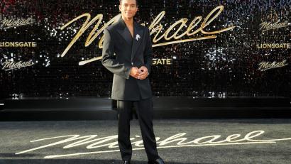 Bild: Jordan Strauss/Invision/AP/dpa
Jaafar Jackson (hier bei einer Filmpremiere in Los Angeles) spielt in „Michael“ seinen 2009 gestorbenen Onkel Michael Jackson. (Archivbild)