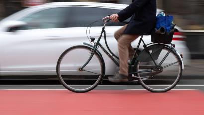 Bild: Sebastian Gollnow/dpa
Der Fahrradfahrer starb nach dem Zusammenstoß mit einer Autotür. (Symbolbild)