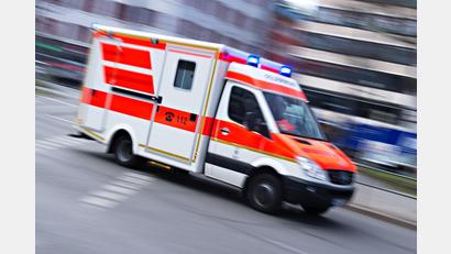 Bild: Nicolas Armer/dpa
Der Mann wurde mit schweren Verletzungen in ein Krankenhaus gebracht. (Symbolbild)