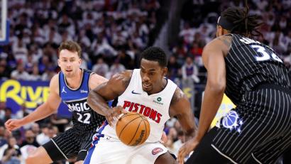 Bild: Duane Burleson/AP/dpa
Die Orlando Magic um Franz Wagner (l) mussten den Ausgleich in der Playoff-Serie gegen Detroit hinnehmen.