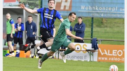 Bild: Hubert Ziegler
Die DJK Gebenbach (rechts Timo Kohler) hat die 0:1-Derbyniederlage gegen die SpVgg SV Weiden abgehakt. Der Blick geht auf das nächste Oberpfalzduell am Freitagabend in Neumarkt.