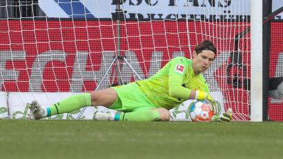 Bild: Friso Gentsch/dpa
Im Sommer ist Schluss: Marwin Hitz beendet seine Fußball-Karriere. (Archivbild)