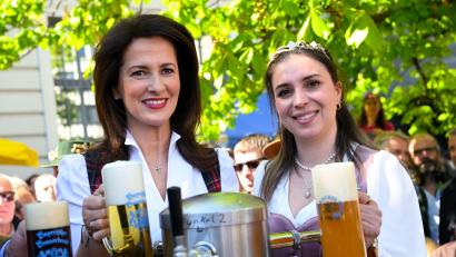 Bild: Sven Hoppe/dpa
Wenn es um Bier geht, ist in Bayern die Welt in Ordnung. Dieses Bild wurde zumindest auch beim Tag des Bieres in München von Landwirtschaftsministerin Michaela Kaniber (CSU, links) und Bayerns Bierkönigin Anna Winkler vermittelt.