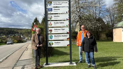 Bild: Lara Schmaus, Stadt Schwandorf
Oberbürgermeister Andreas Feller begutachtet zusammen mit Jürgen Liebl (Mitte) vom städtischen Bauhof und Sabine Brunner (Städtepartnerschaftsbeauftragte der Stadt Schwandorf) die neu installierte Beschilderung im Schwandorfer Ortsteil Fronberg.