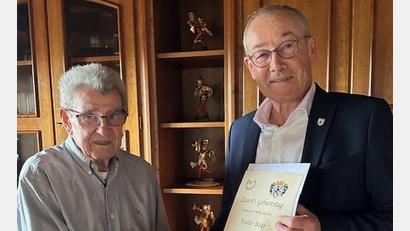 Bild: mrr
Walter Baur (links) freut sich über die Glückwünsche von Bürgermeister Erwin Geitner.
