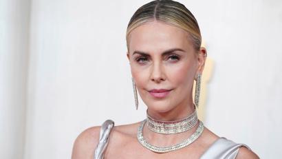 Bild: Jordan Strauss/Invision/dpa
Oscar-Preisträgerin Charlize Theron („Monster“) leidet eigenen Worten zufolge derzeit unter ihren „hormonellen“ Töchtern. (Archivbild)