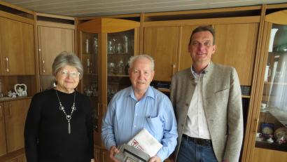 Bild: adj
Bürgermeister Ernst Schicketanz (rechts) gratulierte August Schreitmüller zum 80. Geburtstag. Der Jubilar lebt mit seiner Frau Christa in Altenstadt.