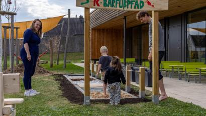 Bild: Katja Bloßfeldt
Die Waldsassener "Waldwichtel" nutzen ihren neuen Barfußpfad schon gerne.