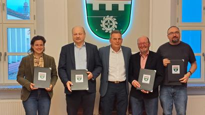 Bild: wel
Bürgermeister Norbert Eckl (Mitte) verabschiedete (von links) Isabella Vogl, Robert Hechtl, Thomas Wilhelm und Markus Forster und überlässt selbst einem Nachfolger das Feld.