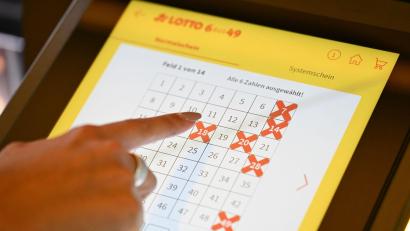 Bild: Bernd Weißbrod/dpa
Gewonnen hat den Millionenbetrag ein schwäbischer Vater. (Symbolbild)