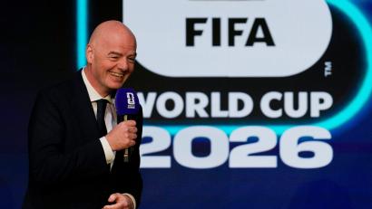 Bild: Chris Carlson/AP/dpa
Findet die Ticketpreise für die WM angemessen: FIFA-Chef Infantino (Archivbild)