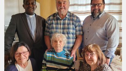 Bild: Johann Stich
Johanna Brunner (vorne, Mitte) feierte ihren 100. Geburtstag. Dazu gratulierten ihre Töchter Monika und Erika (links und rechts neben der Jubilarin) und Sohn Erwin (hinten, Mitte). Auch Pfarrvikar Dr. Linus Chukwudi Nwankwo (hinten, links) und Bürgermeister Thomas Kaufmann (hinten, rechts) wünschten der ältesten Immenreutherin alles Gute.