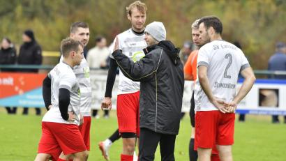 Bild: Hubert Ziegler
Alexander Greger, Trainer SV Schmidmühlen, stimmt seine Spieler auf die Partie beim SV Raigering ein. Kampflos wollen sich die Gäste nicht dem Spitzenreiter geschlagen geben.