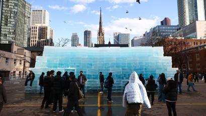 Bild: Cole Burston/The Canadian Press/AP/dpa
Die PR-Aktion zum neuen Album des Rappers artet in Toronto aus - und ruft die Polizei auf den Plan.