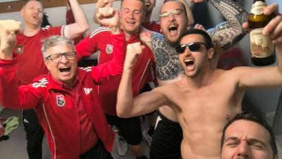 Bild: SC Luhe-Wildenau
Nach der errungen Zweitliga-Meisterschaft ging es in der Kabine hoch her: Die Kegler des SC Luhe-Wildenau wollen die Euphorie auch in die Bundesligasaison hinein tragen.