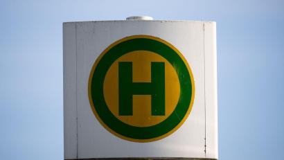 Symbolbild: Sebastian Gollnow/dpa
Wegen des Marktsonntags am 26. April in Auerbach bedient die Buslinie 457 die Haltestelle "Unterer Markt" nicht.