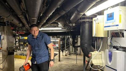 Bild: Karoline Gajeck-Scheuck
Kopf einziehen. Unter den Becken des Hallenbades ist es oft eng und laut.