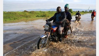 Bild: Andrew Kasuku/AP/dpa
Nach heftigen Regenfällen sind viele kenianische Straßen überschwemmt.