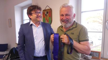 Bild: rn
Der scheidende Bürgermeister Wolfgang Haberberger links) überreichte seinem Nachfolger Karlheinz Schultes "Neustadt-Europa"-Krawatten für künftige Neustadt-Treffen.