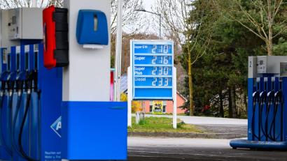 Bild: Patrick Pleul/dpa
Die Spritpreise drehen aktuell wieder nach oben. (Archivbild)