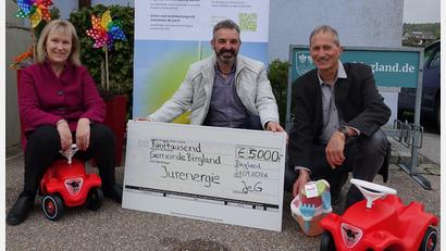 Bild: Jurenergie 
Die Jurenergie eG unterstützt ein Spielplatzprojekt in Schwend (von links): Bürgermeisterin Brigitte Bachmann, Elmar Halk (neuer Bürgermeister) und Roland Hadwiger (Vorstand Jurenergie)