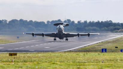 Bild: Christoph Reichwein/dpa
Die derzeitigen Awacs-Flugzeuge der Nato sollen ab 2035 ausgetauscht werden. (Archivbild)