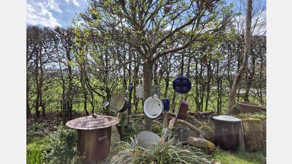 Bild: Lowak
Zum Kochen taugen die alten Töpfe wohl nicht mehr, aber als Dekoration an einem Baum im Garten von Renate Spannl geben sie ein schönes Bild ab.