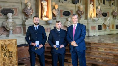 Bild: Joerg Koch/Bayerische Staatskanzlei
Christian Ach und Johannes Weigandt (von links) haben von Ministerpräsident Markus Söder Bayerische Rettungsmedaille erhalten.