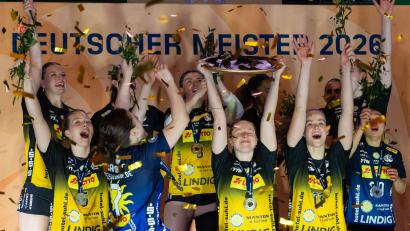 Bild: Michael Reichel/dpa
Im Konfettiregen stemmten die Suhlerinnen die Meisterschale in die Luft.