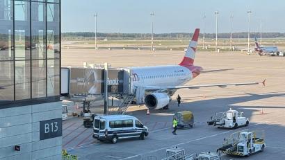 Bild: --/dpa
In der Maschine vom Typ A320 der Austrian Airlines hat ein Abschiebehäftling randaliert.
