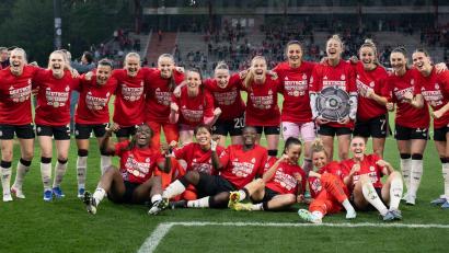 Bild: Soeren Stache/dpa
Ein bisschen feiern, aber dann ging der Blick schon auf die kommenden Aufgabe, die FC Barcelona heißt.