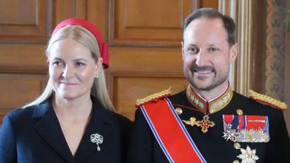 Bild: Ole Berg-Rusten/NTB/dpa
Kronprinz Haakon steht Kronprinzessin Mette-Marit zur Seite.