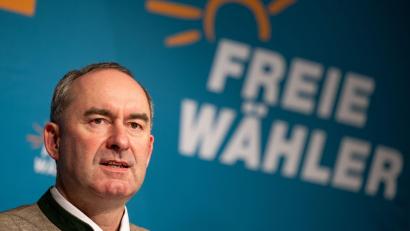 Bild: Lennart Preiss/dpa
Bayerns Wirtschaftsminister Hubert Aiwanger (Freie Wähler) will eine Enthaltung Bayerns im Bundesrat durchsetzen, wenn es um die 1.000-Euro-Entlastungsprämie aufgrund hoher Energiekosten geht (Archivbild).