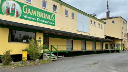 Bild: jut
Das Gambrinus-Gelände im April 2026: Wo sich früher die grünen Bierkästen meterhoch stapelten, herrscht heute – gut 20 Monate nach der Insolvenz – gähnende Leere.