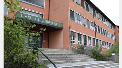 Bild: mfh
Acht Millionen Euro sind für das Berufsschulzentrum erforderlich. Das Geld fließt in die Mängelbeseitigung in den Bereichen Brandschutz, Arbeitsschutz- und Betriebssicherheit, in die Betriebsbereitschaft Gebäudetechnik und in den schulischen Bedarf.