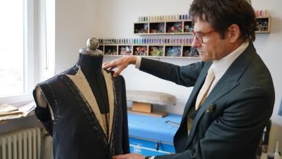 Bild: mcl
Andreas Moller ist Herrenschneider und Geschäftsführer der gleichnamigen Maßschneiderei in Weiden.