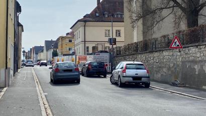 Bild: ass
Eine Zeitlang war an einem Lichtmast in der Bäumlstraße im Amberger Dreifaltigkeitsviertel ein sogenanntes Dialog-Display angebracht. Das sollte den Autofahrern anzeigen, wenn sie zu schnell unterwegs waren. Doch leider funktionierte die Anzeige – wie im Bild - nicht immer.