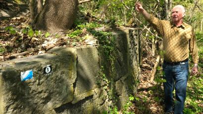 Bild: Hirsch
Johann Westiner steht an der einstigen Friedhofsmauer, die zusammen mit dem Abraum nach Krondorf gebracht worden ist.