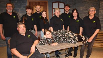 Bild: Konrad Rosner
Das Ensemble der Laienspielgruppe Mähring um Spielleiter Manfred Raschke (stehend, links) ist schon seit Februar eifrig beim Proben für "Banditn-Bagasch".