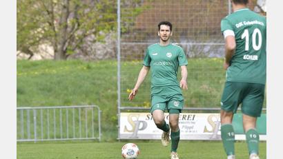 Bild: Hubert Ziegler
Zwei Protagonisten des Gebenbacher Spiel in Neumarkt: Johannes Golla (links/Szene aus de, Spiel gegen weiden) gelang in seinem zweiten Spiel nach seiner Rückkehr sein erstes Tor. Timo Kohler (rechts) sah gegen Ende des Spiels die Rote Karte. Die DJK verlor mit 2:5.