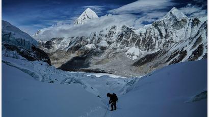 Bild: Pasang Rinzee Sherpa/AP/dpa
Das kurze Zeitfenster für den Gipfelsturm zum Mount Everest öffnet sich bald, doch der Weg vom Basislager ist noch versperrt. (Archivbild)