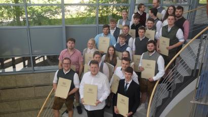 Bild: fz
24 junge Landwirtschaftsmeisterinnen und -meister bekamen in der Max-Reger-Halle ihre Meisterbriefe verliehen.