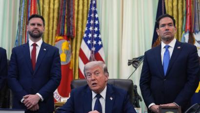 Bild: Mark Schiefelbein/AP/dpa
Außenminister Marco Rubio (rechts) steht neben US-Präsident Trump.