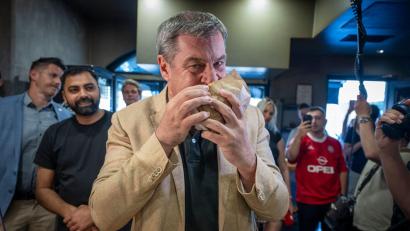 Bild: Peter Kneffel/dpa
Die Weltlage sei ernst geworden - das will Bayerns Ministerpräsident Markus Söder (CSU) künftig auch bei seinen Social-Media-Auftritten berücksichtigen - und nicht mehr ganz so viele Döner-Fotos posten (Archivbild).