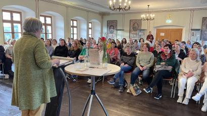 Bild: Karin Wilnauer
Autorin Mechtild Borrmann las vor 90 Zuhörern aus ihrem aktuellen Roman „Lebensbande“ im Bürgersaal in Pfreimd.